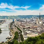 Daire Jean Paul 2 Au Coeur De , Gare 
